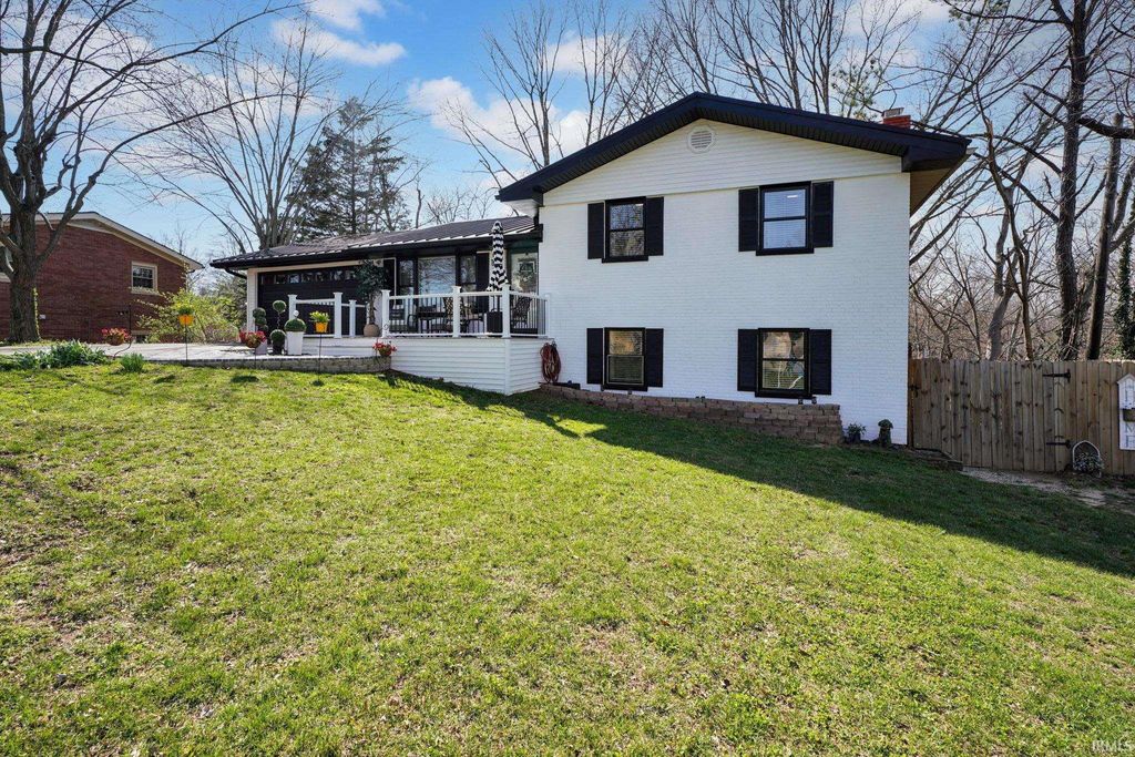 Photo of 5906 Hamilton Drive, Evansville, IN 47711 (MLS # 202609830)