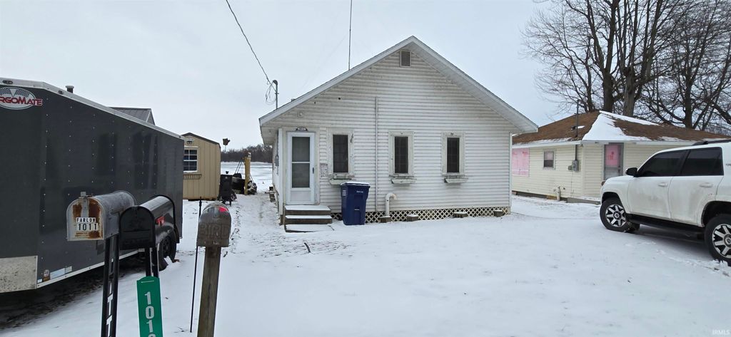 Photo of 1013 N Edgewater Drive, Silver Lake, IN 46982 (MLS # 202602156)