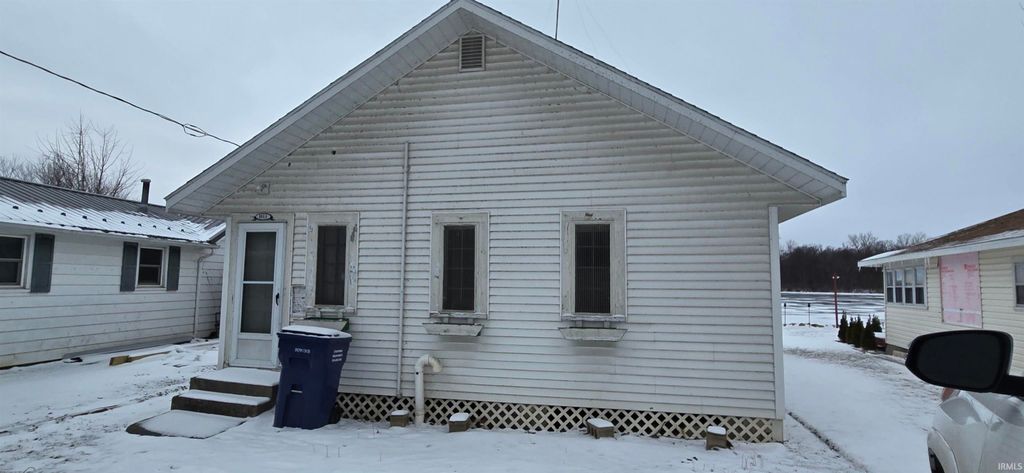 Photo of 1013 N Edgewater Drive, Silver Lake, IN 46982 (MLS # 202602156)