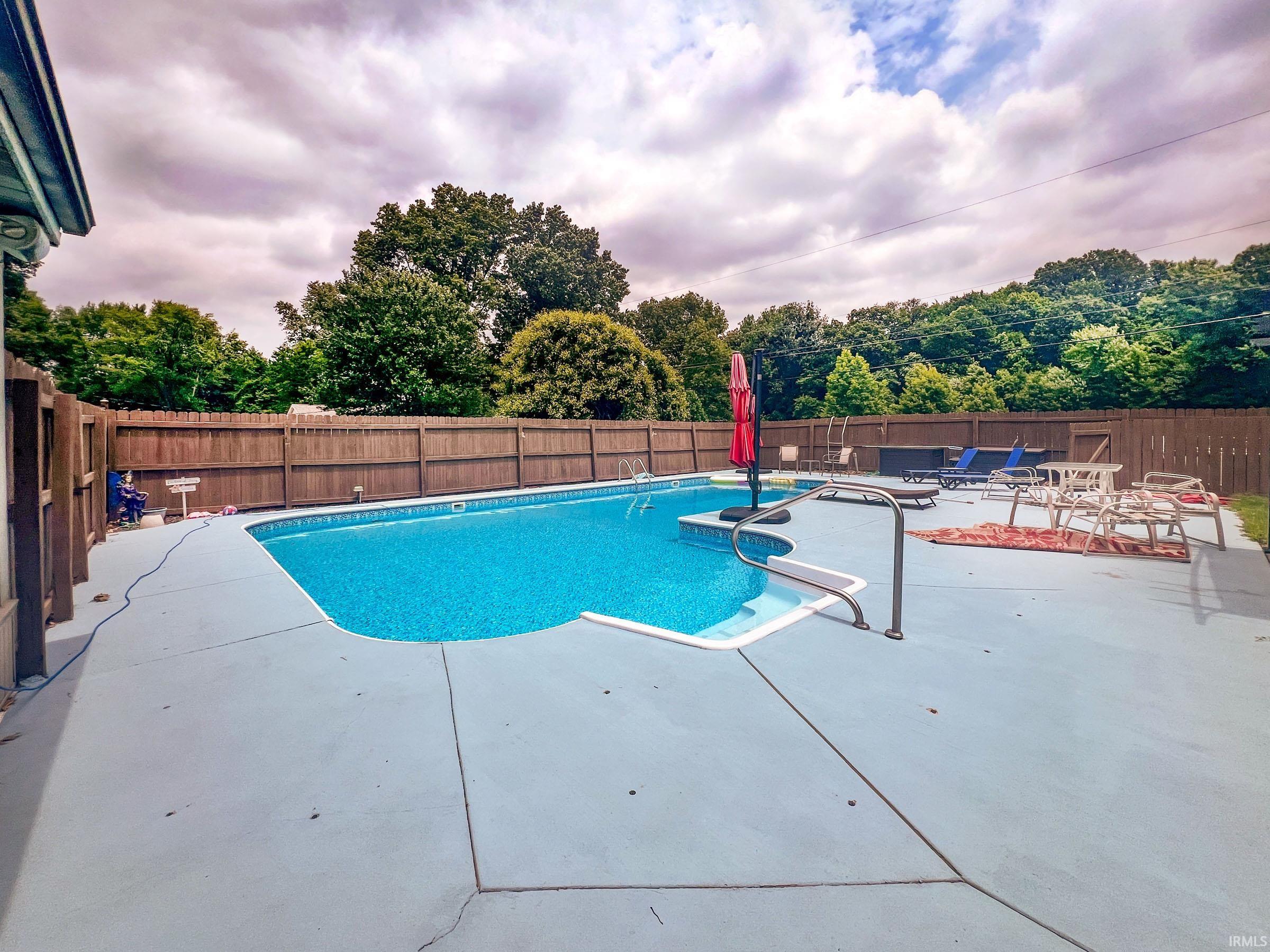 Evansville, Indiana 47715, United States, 3 Bedrooms Bedrooms, ,3 BathroomsBathrooms,Residential,Pending,26834