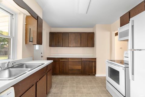 Tiny photo for 1120 Poplar Drive, Monticello, IN 47960 (MLS # 202544805)