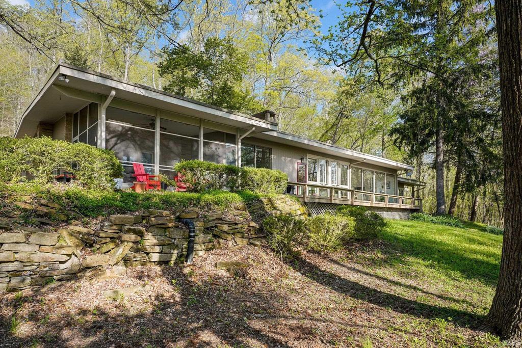 Photo of 9806 Raintree Dr N Dr, Columbus, IN 47201 (MLS # 202610134)