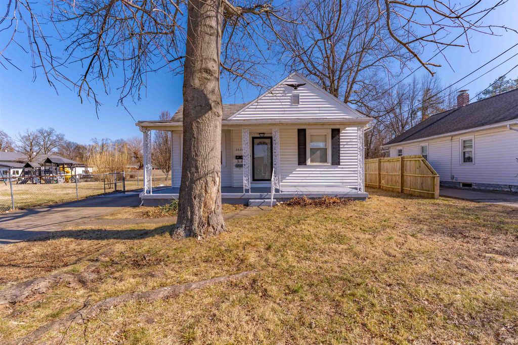 Photo of 2520 S Weinbach Avenue, Evansville, IN 47714 (MLS # 202605121)