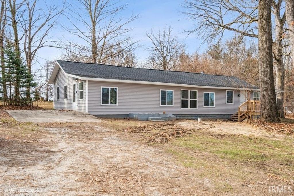 Photo of 5124 N Point Park Court, Monticello, IN 47960 (MLS # 202548648)