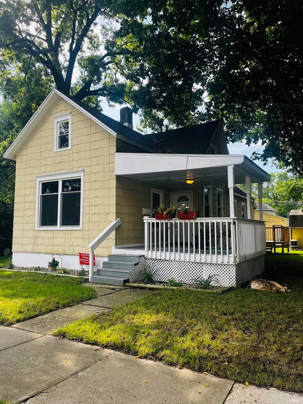 Photo of 1719 Howell Street, Fort Wayne, IN 46808 (MLS # 202634687)