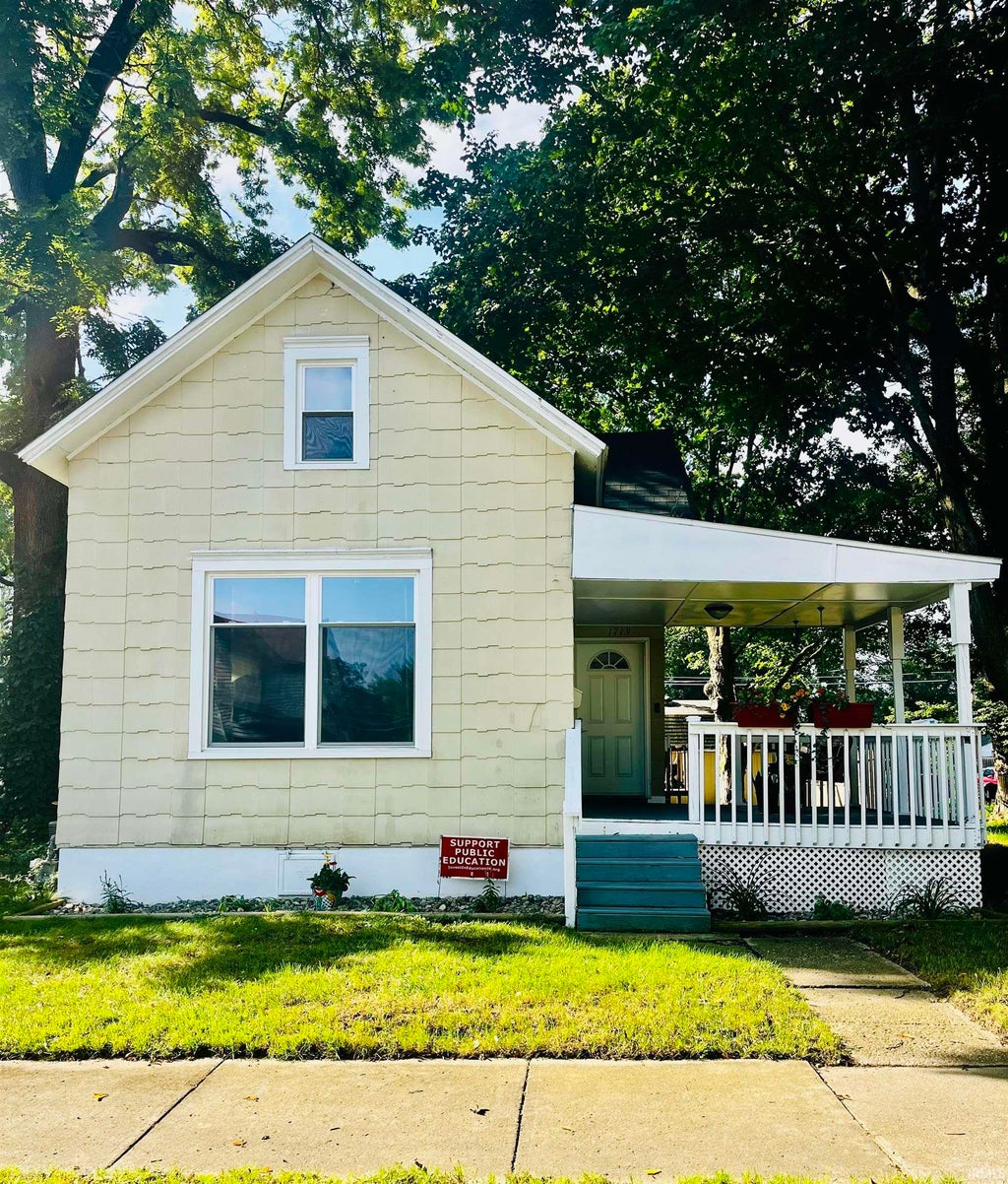 Photo of 1719 Howell Street, Fort Wayne, IN 46808 (MLS # 202634687)