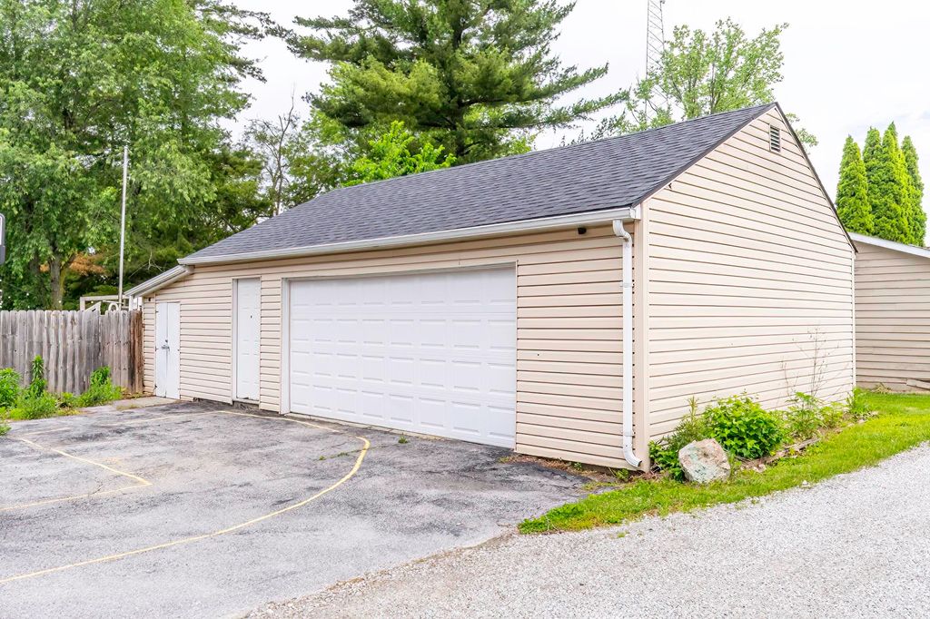 Photo of 1225 Lawn Avenue, New Haven, IN 46774 (MLS # 202619722)