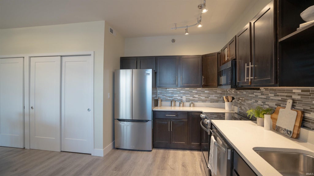 Photo of 116 Mishawaka Ave Avenue #401, Mishawaka, IN 46545 (MLS # 202641853)