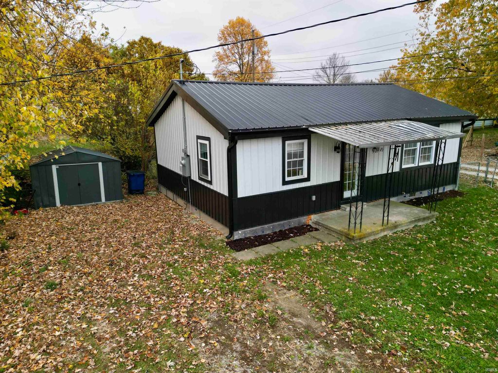 Photo of 909 1/2 E Lake Street, Summitville, IN 46070 (MLS # 202545943)