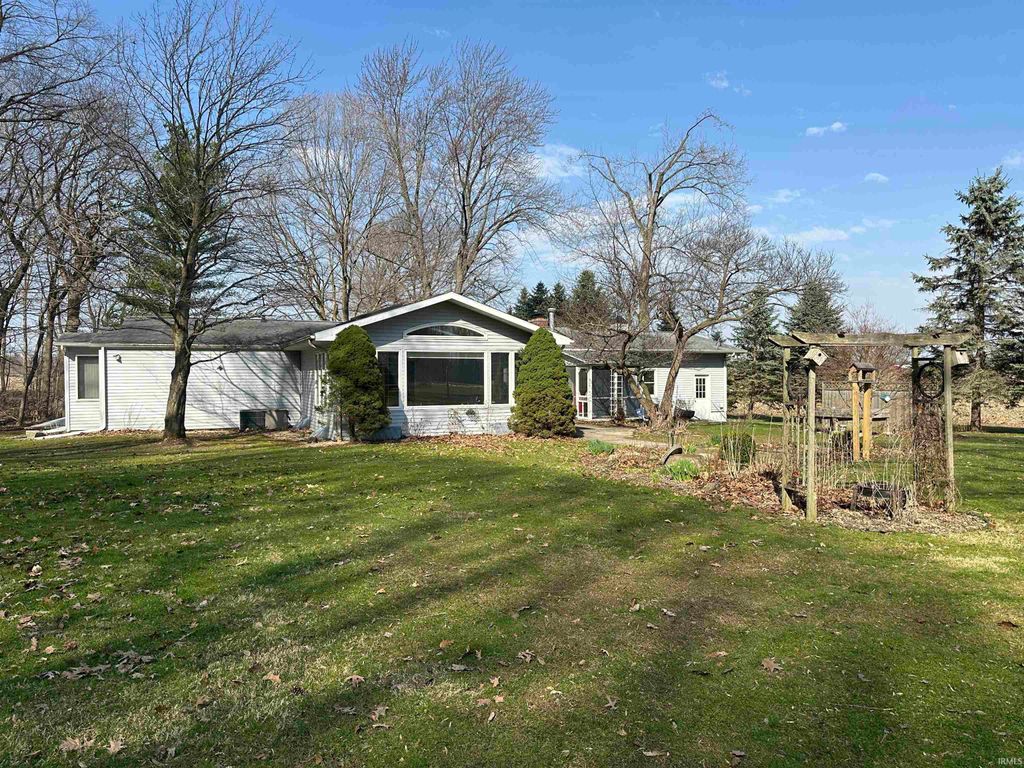 Photo of 10598 N 500 E Road, Syracuse, IN 46567 (MLS # 202610178)