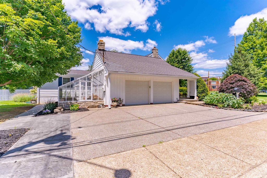 Photo of 3919 Washington Avenue, Evansville, IN 47714 (MLS # 202624556)
