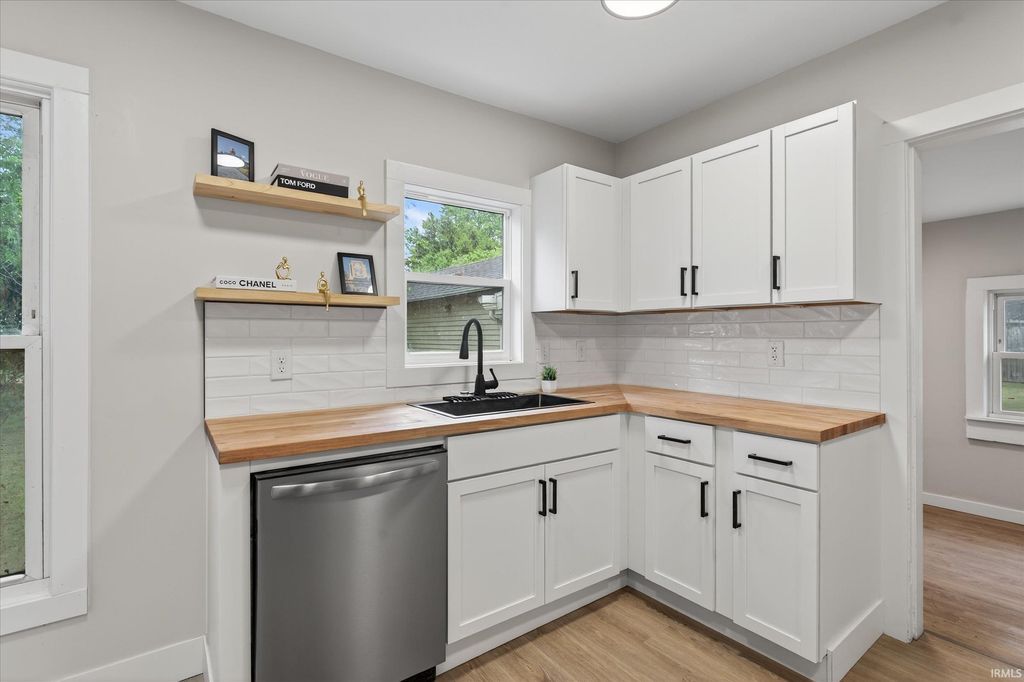 Photo of 1434 E 4Th Street, Mishawaka, IN 46544 (MLS # 202547910)