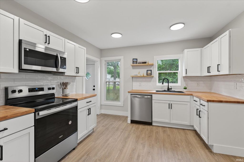 Photo of 1434 E 4Th Street, Mishawaka, IN 46544 (MLS # 202547910)