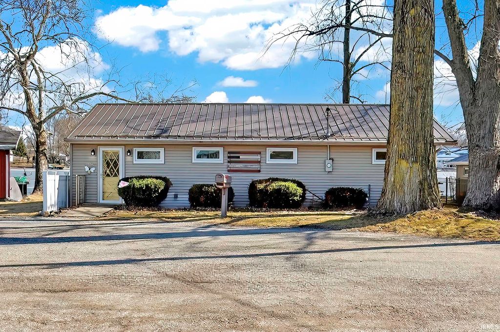 Photo of 47 E Ireland Drive, North Manchester, IN 46962 (MLS # 202607028)