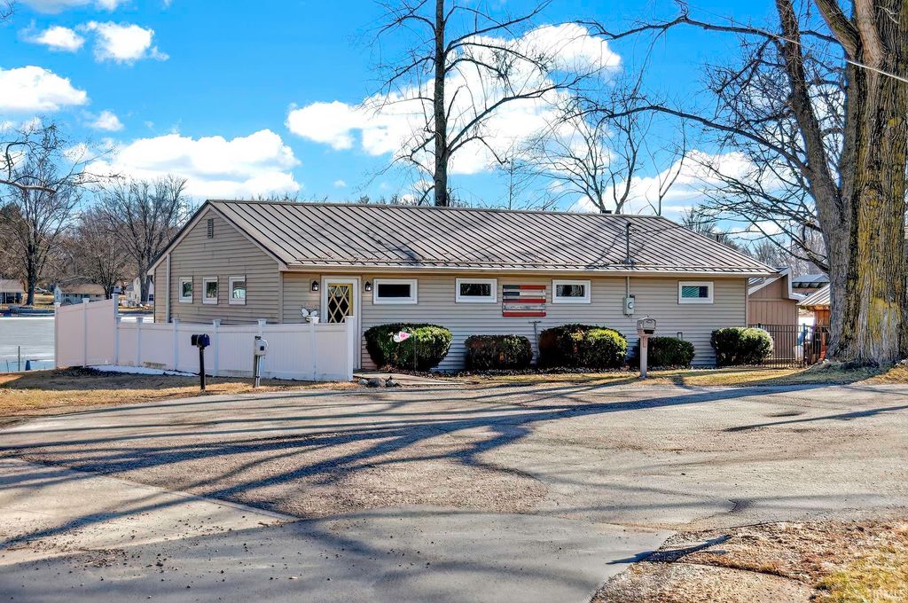 Photo of 47 E Ireland Drive, North Manchester, IN 46962 (MLS # 202607028)