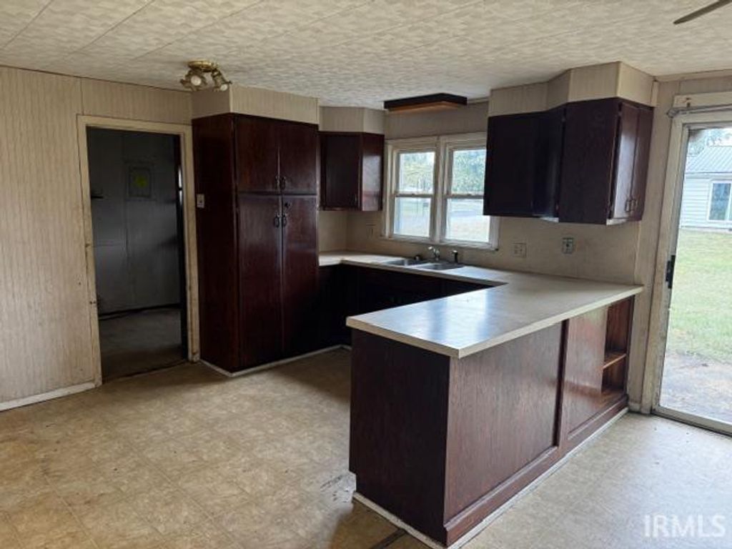 Photo of 514 W 7th Street, Jonesboro, IN 46938 (MLS # 202541308)