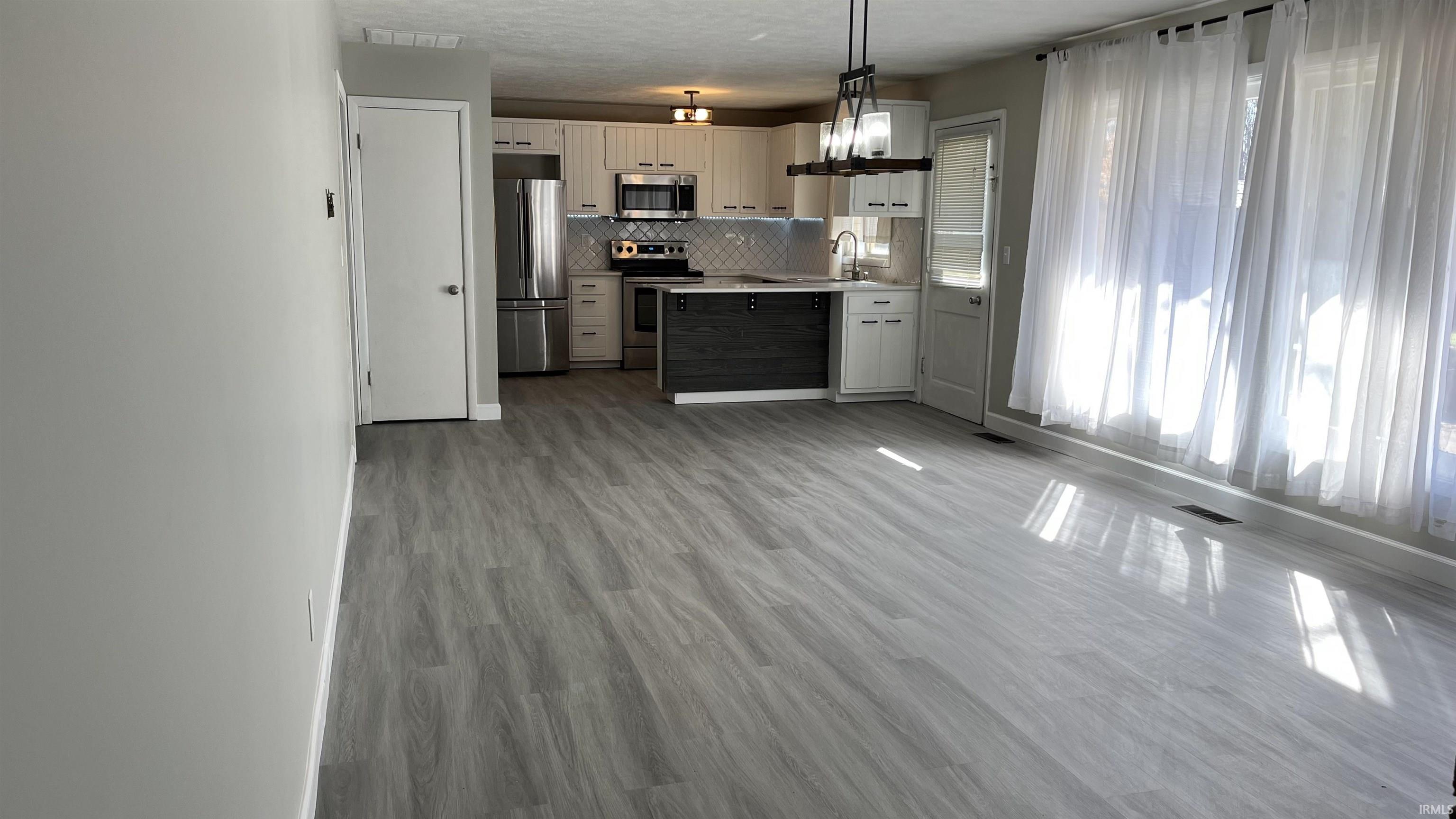 South Bend, Indiana 46614, United States, 3 Bedrooms Bedrooms, ,2 BathroomsBathrooms,Residential,Pending,122170