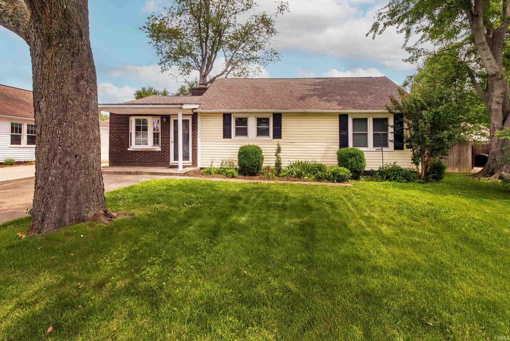 Photo of 608 E Moore Street, Boonville, IN 47601 (MLS # 202619949)