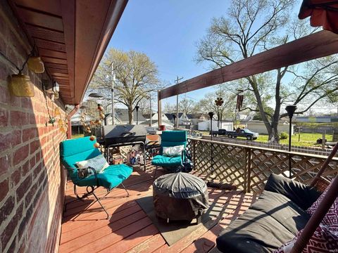 Tiny photo for 200 E Columbia Street, Evansville, IN 47711 (MLS # 202612550)