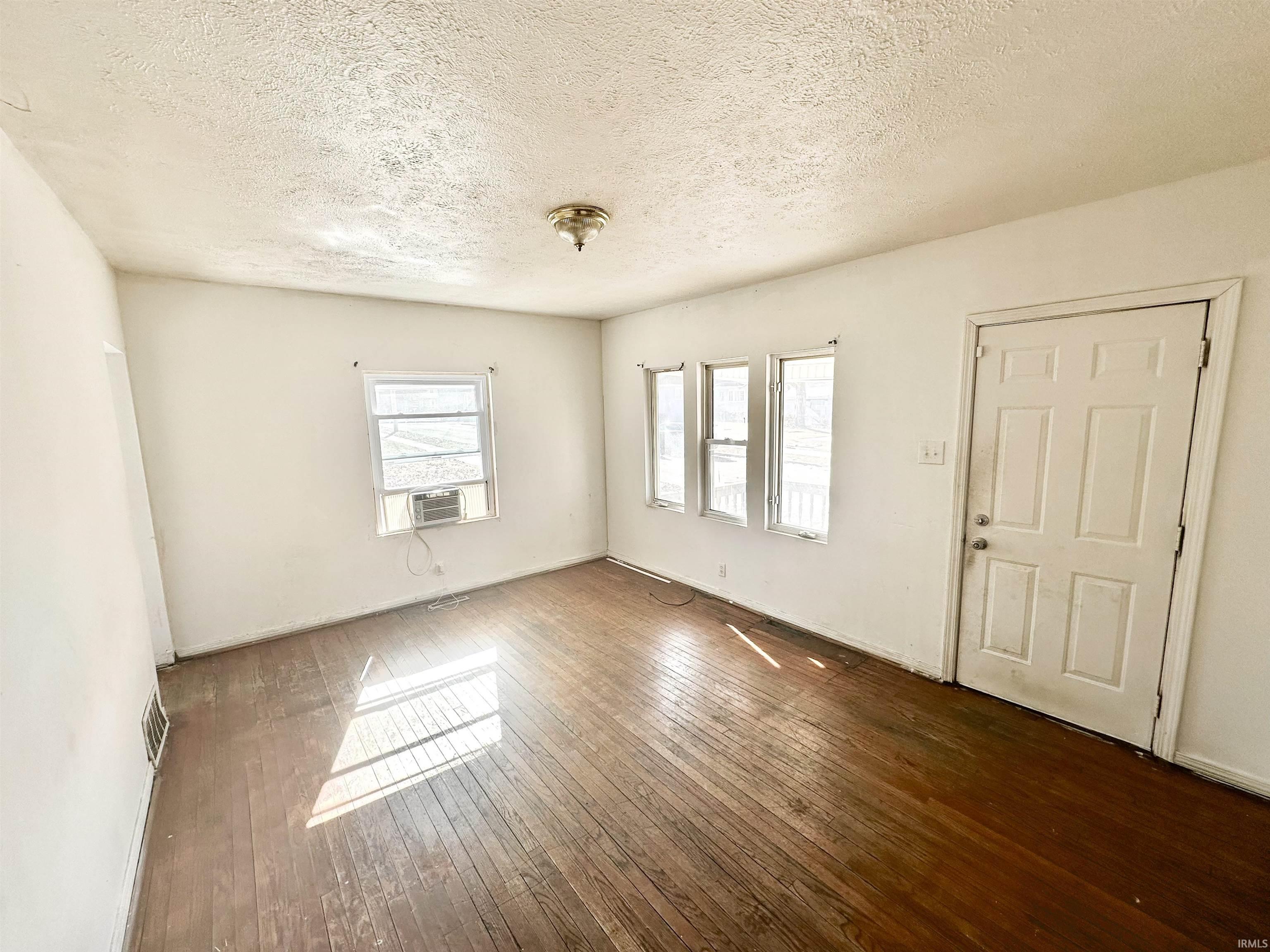 South Bend, Indiana 46613, United States, 2 Bedrooms Bedrooms, ,1 BathroomBathrooms,Residential,Pending,79694