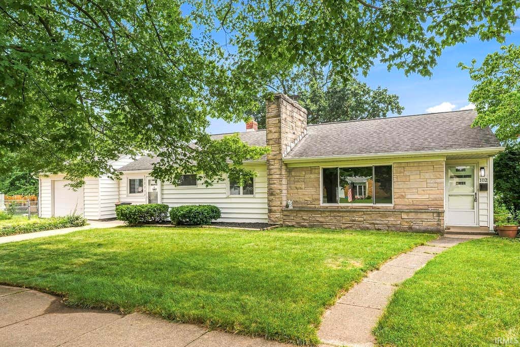 Photo of 102 S Greenlawn Avenue, South Bend, IN 46617 (MLS # 202632699)