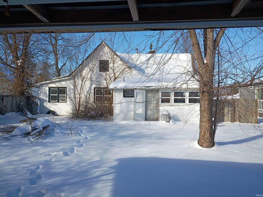 Photo of 639 NE H Street, Linton, IN 47441 (MLS # 202604661)