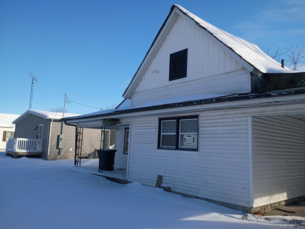 Photo of 639 NE H Street, Linton, IN 47441 (MLS # 202604661)