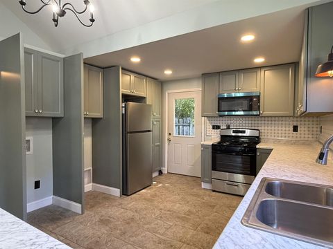Tiny photo for 712 N Lindsay Street, Kokomo, IN 46901 (MLS # 202525968)
