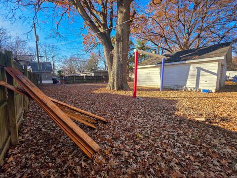 Tiny photo for 2405 Jeanette Avenue, Evansville, IN 47714 (MLS # 202547574)