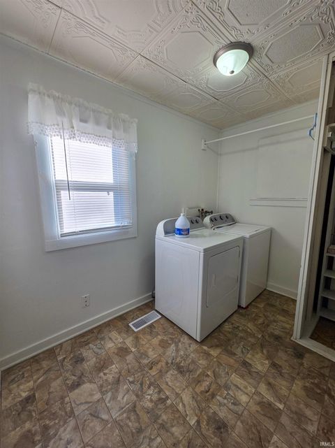 Tiny photo for 2405 Jeanette Avenue, Evansville, IN 47714 (MLS # 202547574)