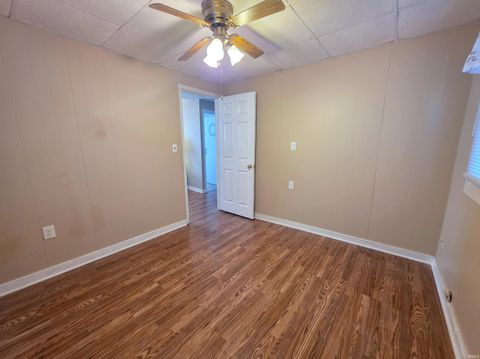 Tiny photo for 2405 Jeanette Avenue, Evansville, IN 47714 (MLS # 202547574)