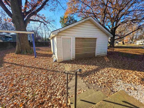 Tiny photo for 2405 Jeanette Avenue, Evansville, IN 47714 (MLS # 202547574)