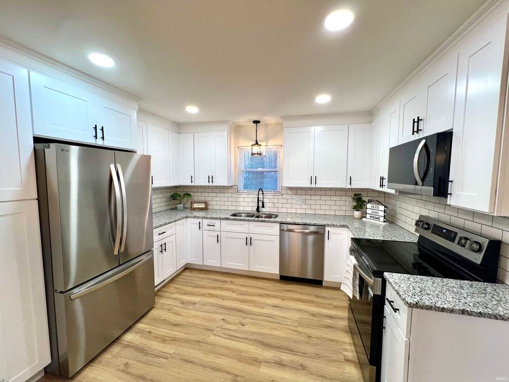 Photo of 7402 Oaklawn Drive, Newburgh, IN 47630 (MLS # 202549388)