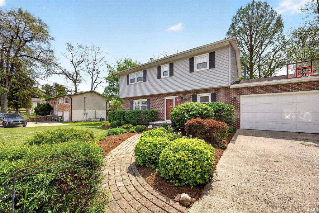 Photo of 4021 W Glen Oaks Drive, Bloomington, IN 47403 (MLS # 202613894)