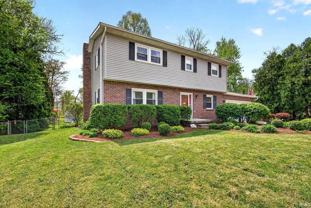 Photo of 4021 W Glen Oaks Drive, Bloomington, IN 47403 (MLS # 202613894)