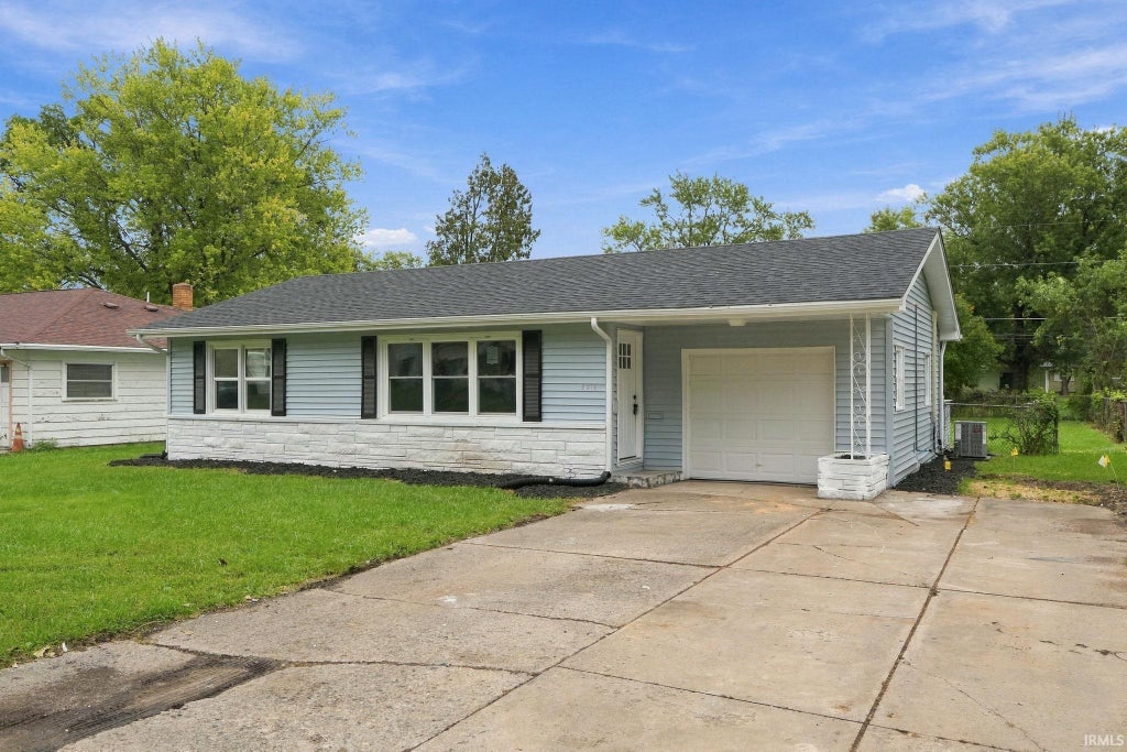 Photo of 2915 Abbott Street, Fort Wayne, IN 46806 (MLS # 202639715)