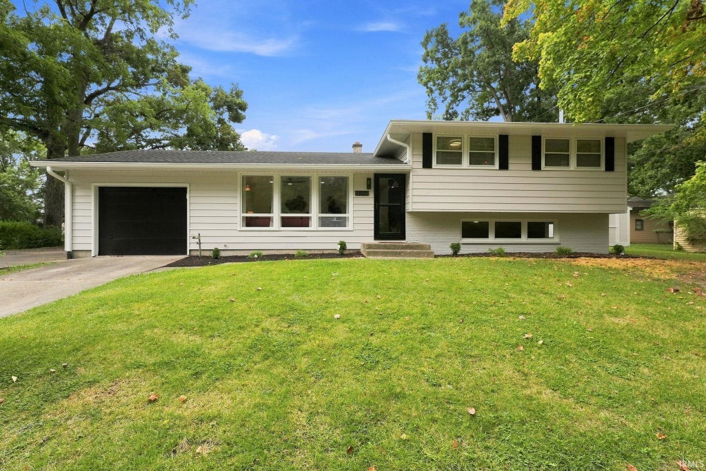 Photo of 1805 Yale Drive, Fort Wayne, IN 46808 (MLS # 202637927)