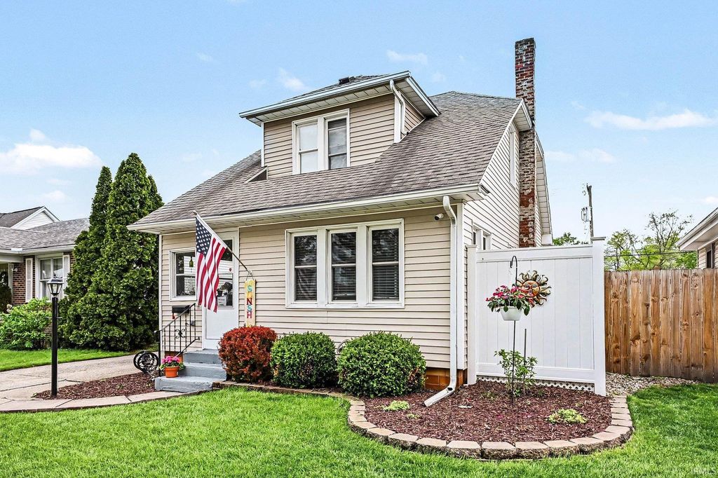 Photo of 220 S Beiger Street, Mishawaka, IN 46544 (MLS # 202614636)