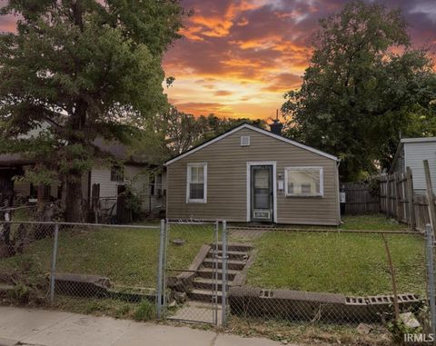 Photo of 1401 Lawton Avenue, Indianapolis, IN 46203 (MLS # 202546992)