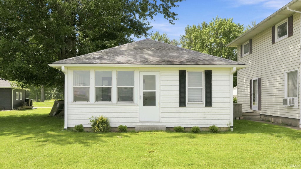Photo of 630 E Lakewood Avenue, Warsaw, IN 46580 (MLS # 202626350)
