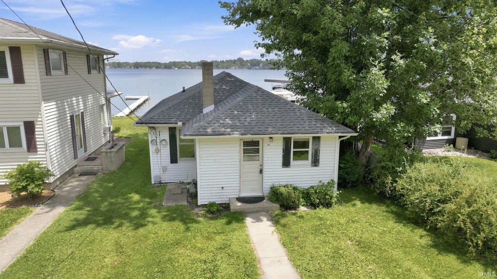 Photo of 630 E Lakewood Avenue, Warsaw, IN 46580 (MLS # 202626350)