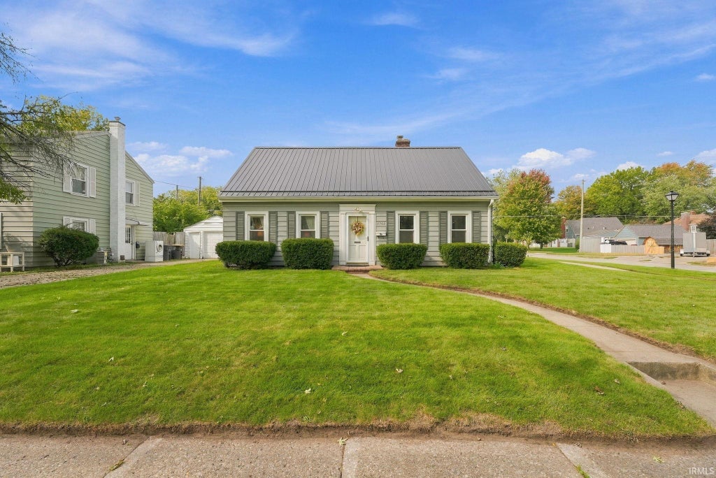 Photo of 2302 Wawonaissa Trail, Fort Wayne, IN 46809 (MLS # 202640794)