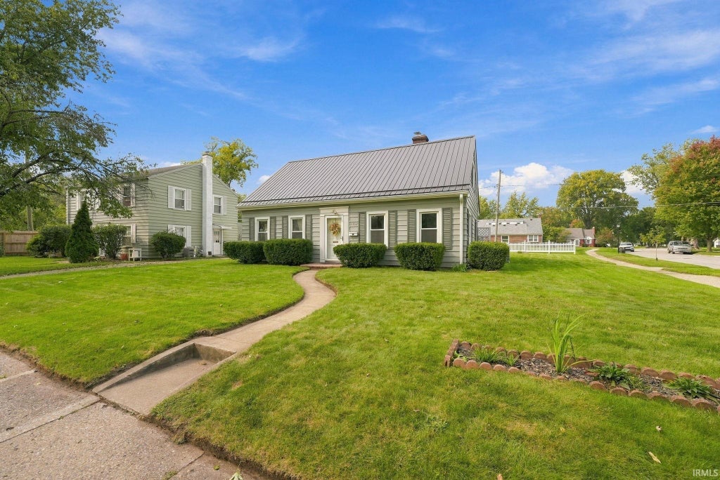 Photo of 2302 Wawonaissa Trail, Fort Wayne, IN 46809 (MLS # 202640794)