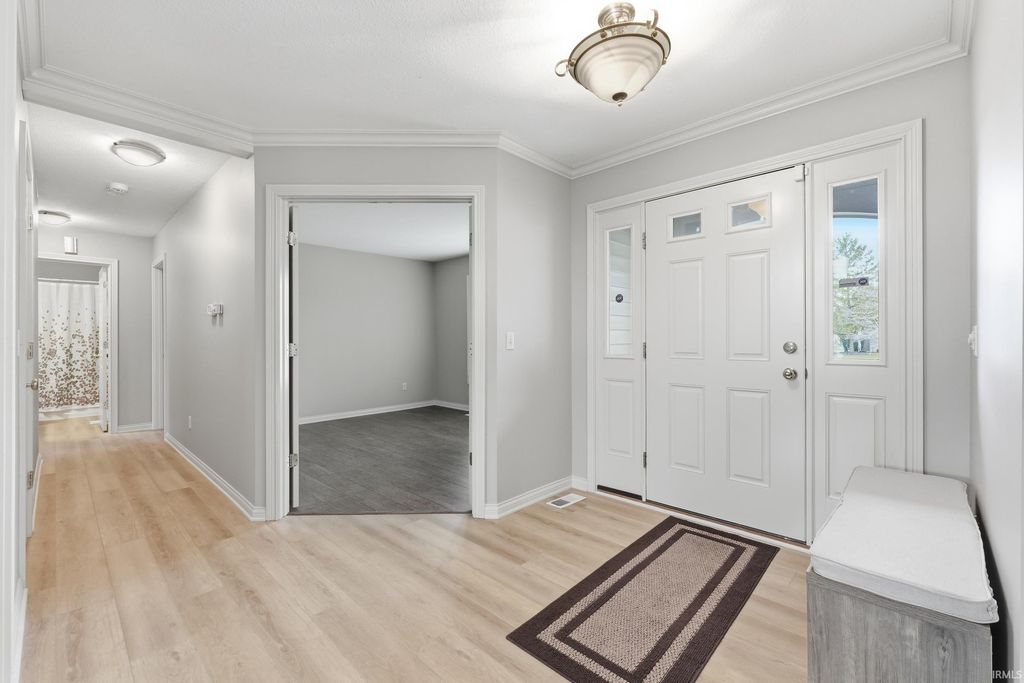 Photo of 2327 Barcroft Court, Fort Wayne, IN 46804 (MLS # 202612215)