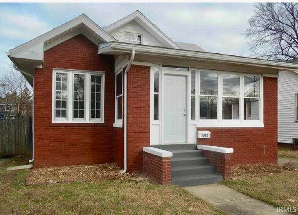 Photo of 1024 Ravenswood Drive, Evansville, IN 47713 (MLS # 202604631)