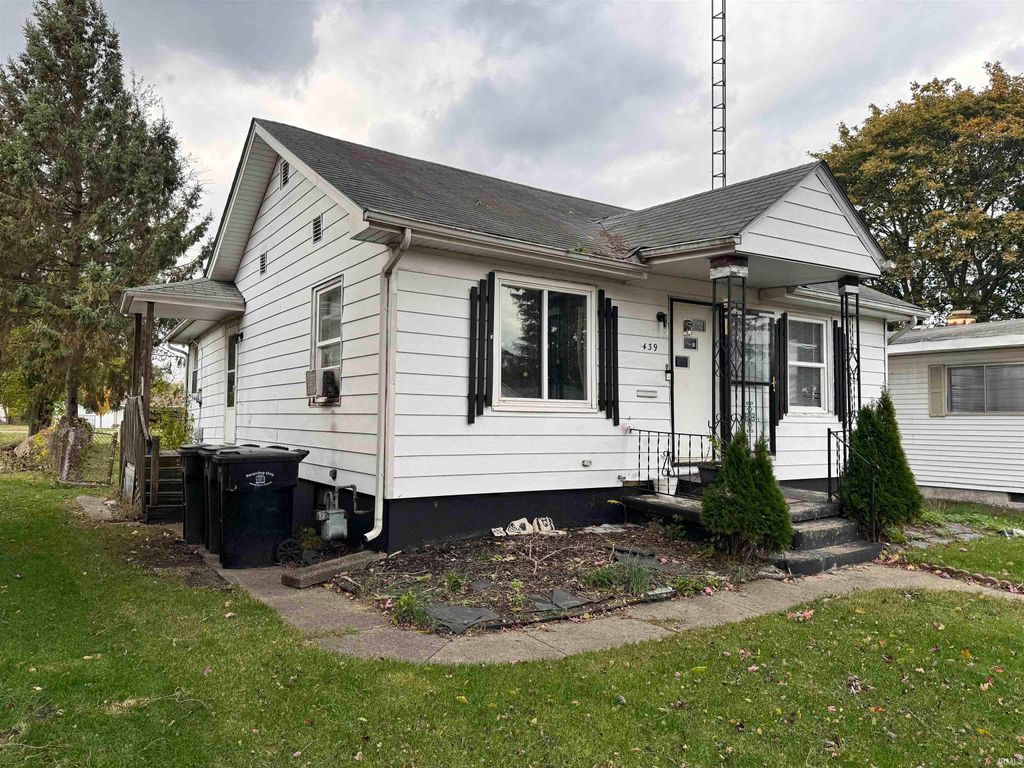 Photo of 439 S Kenmore Street, South Bend, IN 46619 (MLS # 202544887)