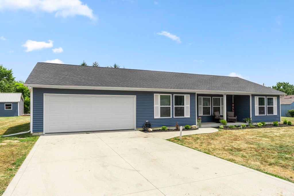 Photo of 1704 Dallas Street, Auburn, IN 46706 (MLS # 202619902)
