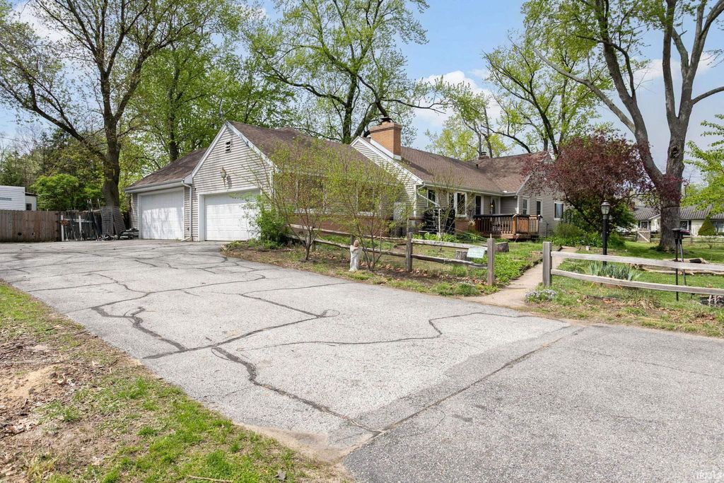 Photo of 53025 Ridgewood Drive, South Bend, IN 46637 (MLS # 202615342)