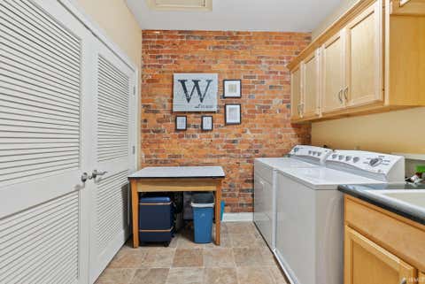 Tiny photo for 1113 Broadway, Fort Wayne, IN 46802 (MLS # 202610319)