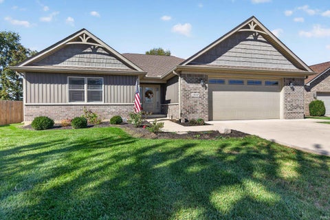 Tiny photo for 1913 N SANDAL WOOD Drive, Yorktown, IN 47396 (MLS # 202641932)